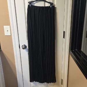 NWOT-Elegant Black Pleated Pants